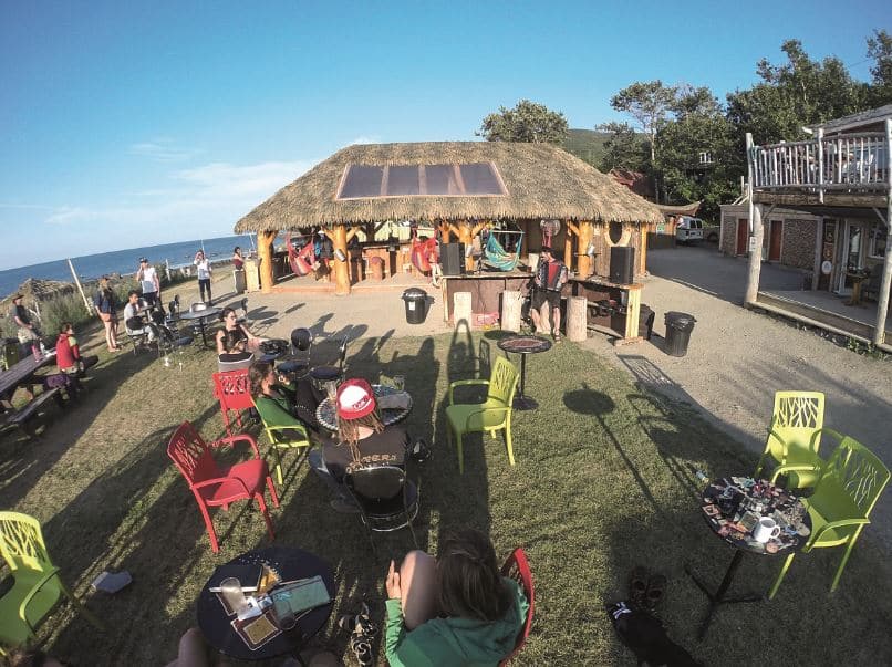 Auberge festive Sea Shack : vue sur la mer, les passagers sont présents pour assister à un concert en extérieur