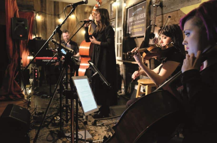 Audrée Bélanger @Ab-com : musiciens professionnels dans la salle de spectacle La Fascine à Isle-aux-Coudres
