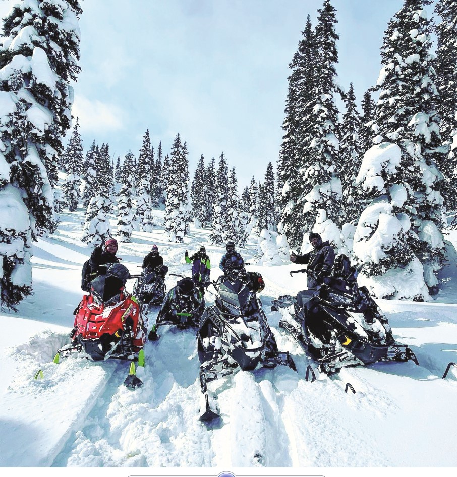 © Aventure Chic-Choc : balade de groupe en motoneige