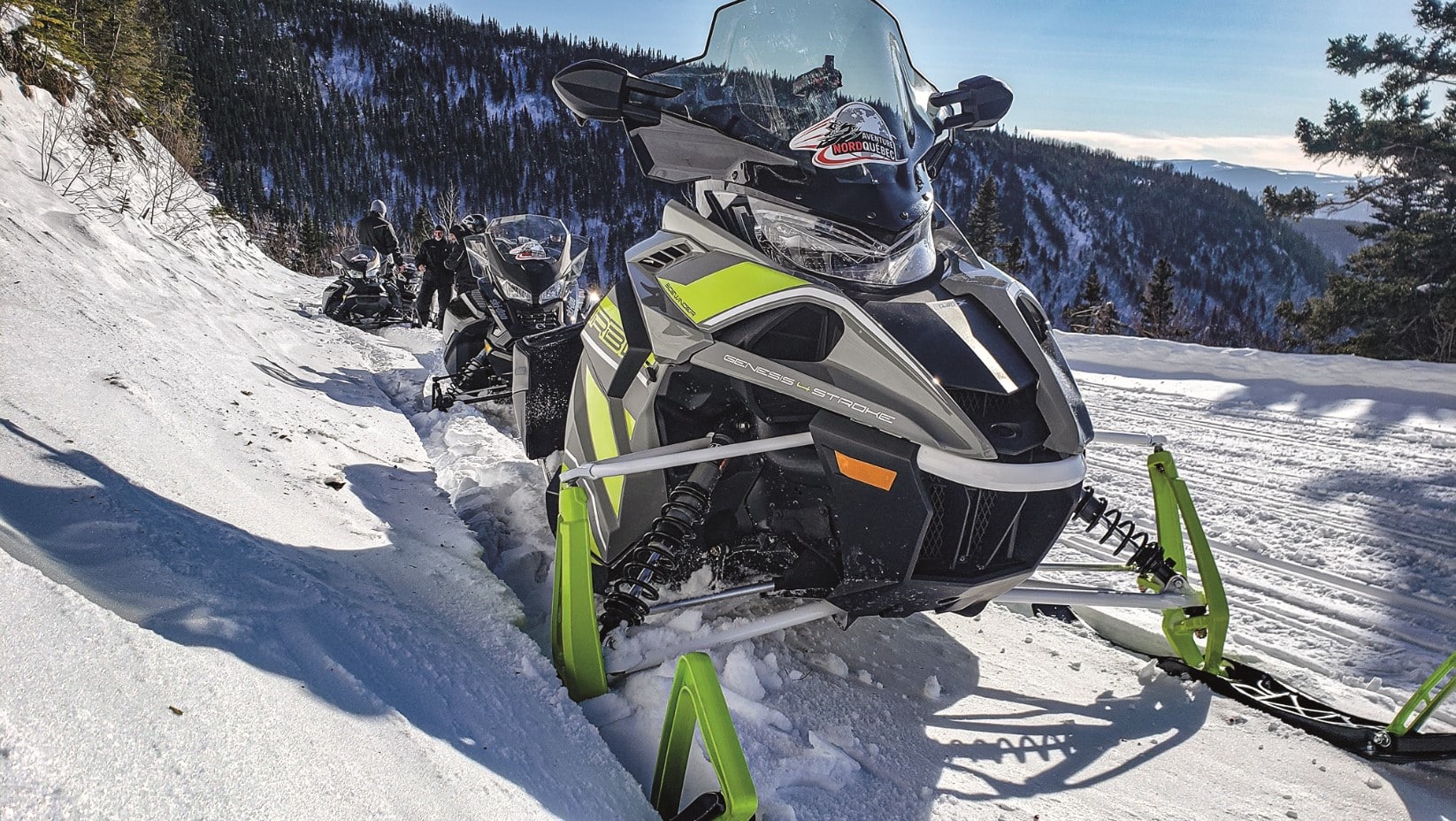 © Aventure Nord Québec : motoneige vert et gris