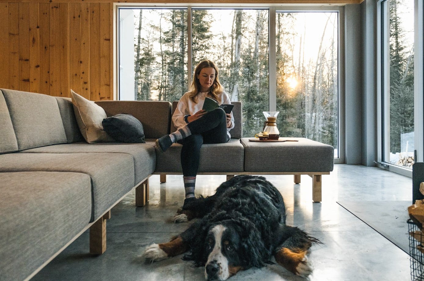 BESIDE Habitat : résidente avec son chien dans un chalet au Québec avec une architecture qui lui est propre
