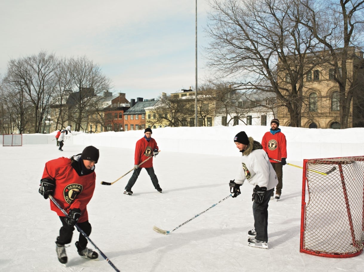 Match de hockey improvisé : une des 10 activités à faire au Québec © Benoit Camirand / Destination Québec cité