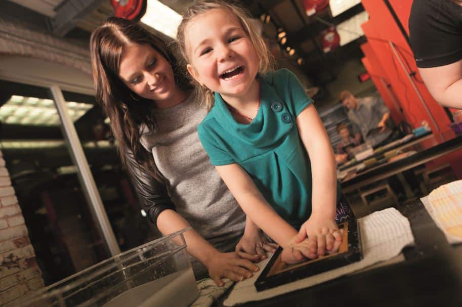© Buzz Productions : une petite fille avec sa maman lors d'un atelier fabrication de papier