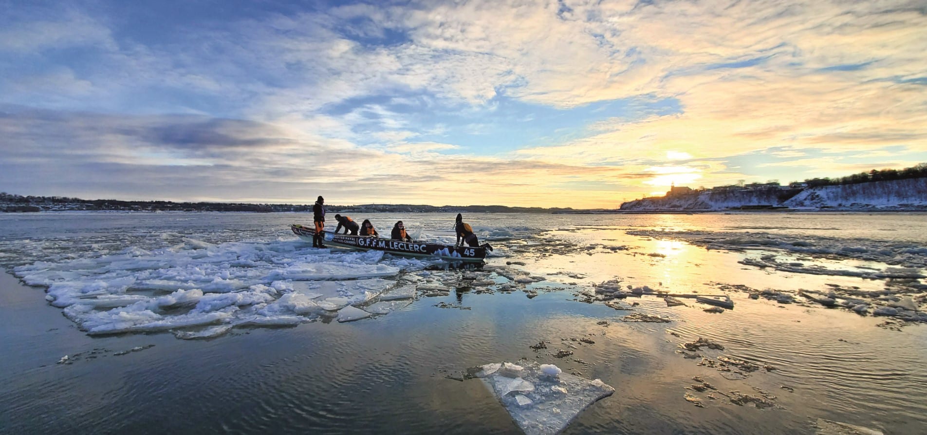 © Canot à glace Expérience : activité canot en glace en groupe au moment du couché de soleil