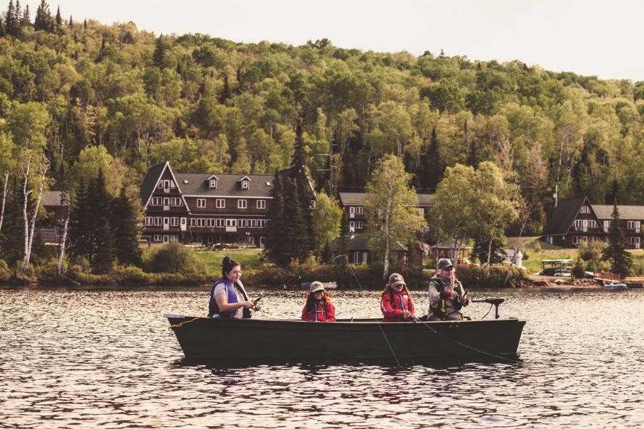Club Odanak : famille avec des enfants en pleine activité de pêche sur le lac de Saint-Michel-des-Saints