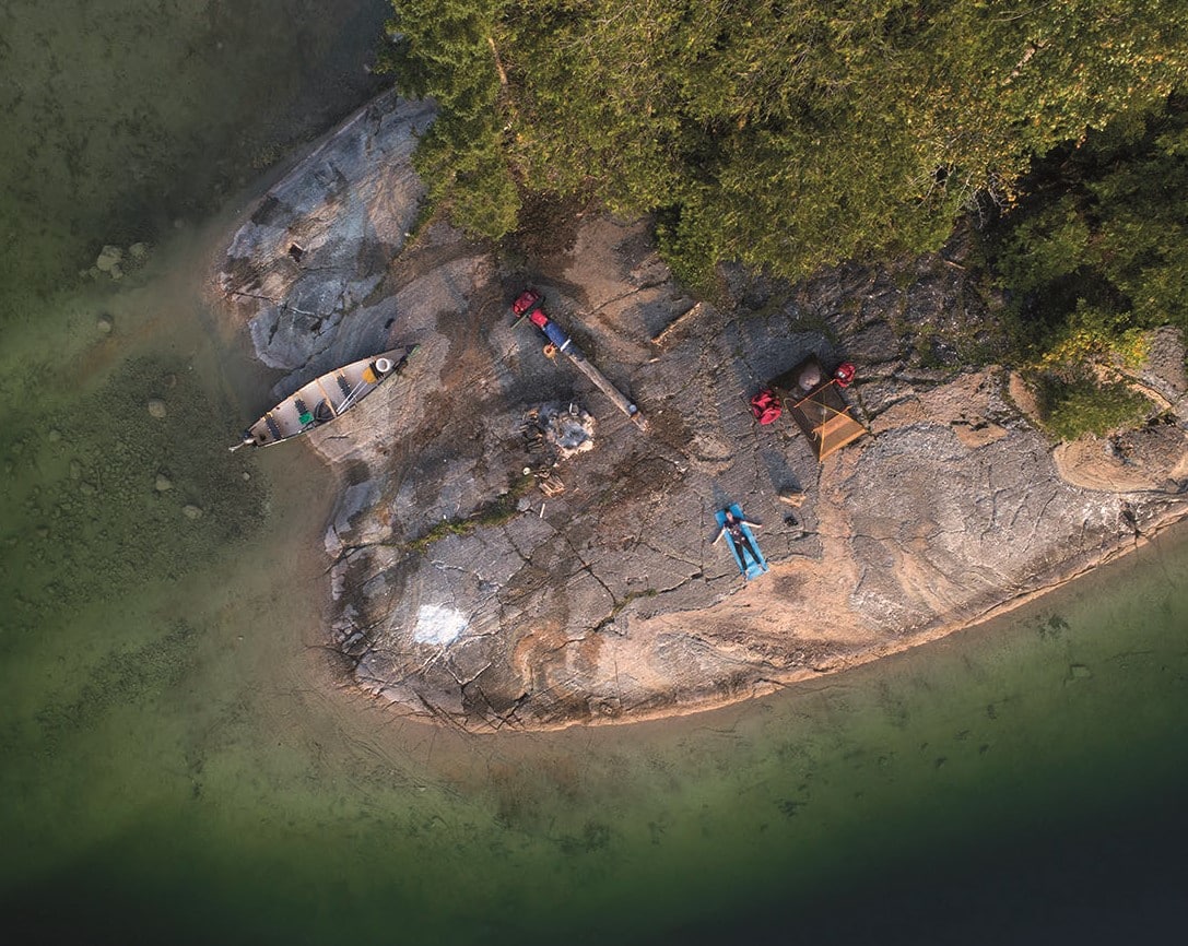 © Corporation du Parc du Poisson blanc : Vue aérienne d'une partie du parc avec une personne située à côté de son kayak