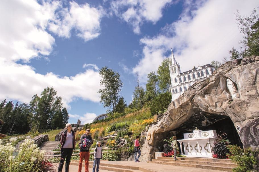 © DR : des touristes en bas de l'Ermitage Saint-Antoine