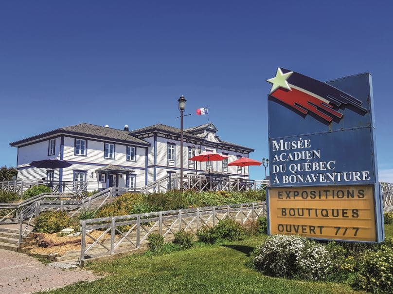 © David Lang : panneau et devanture du musée acadien du Québec à Bonaventure