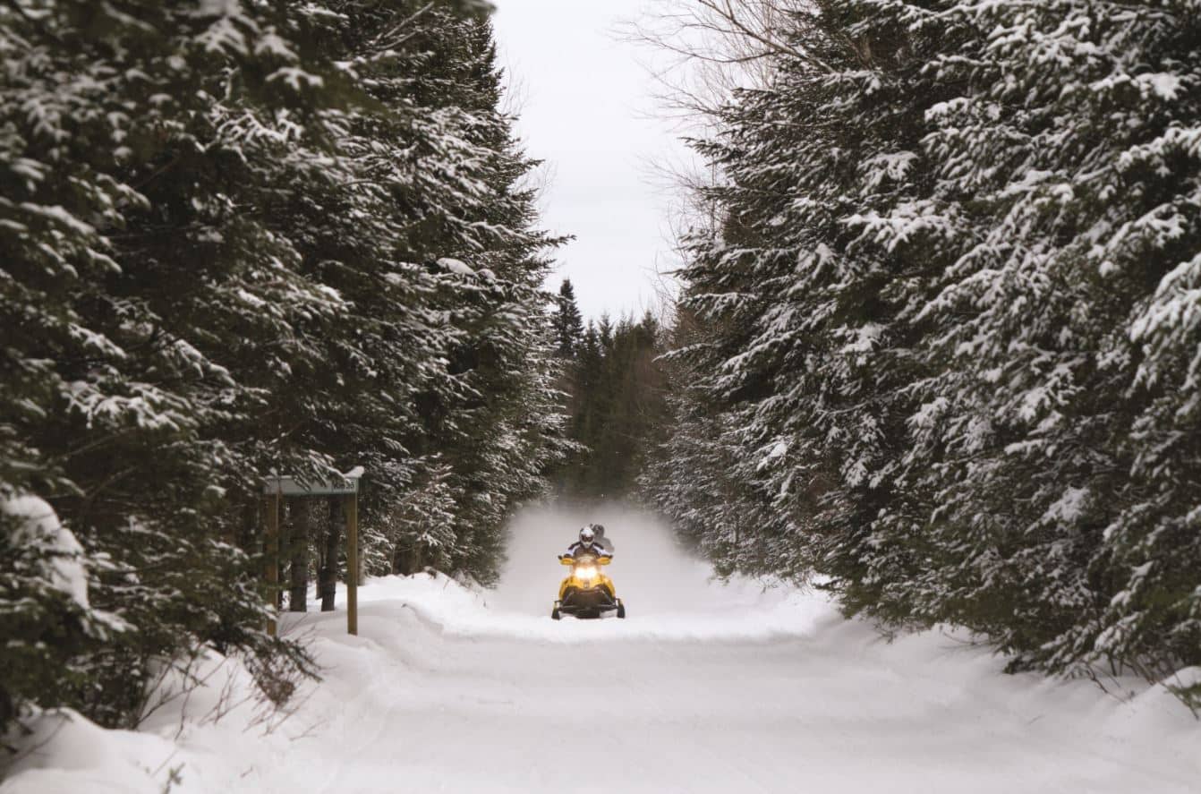 Randonnée en motoneige : une des 10 activités à faire au Québec © Denis Baribault / Destination Québec cité