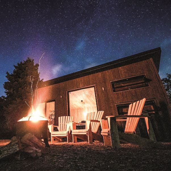 © ÈST : éco-cabines avec un feu de bois à l'exterieur