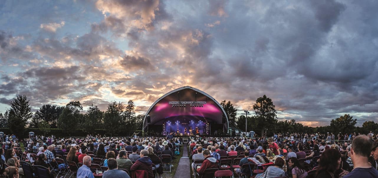 © FMR : concert en plein air avec un public confortablement assis