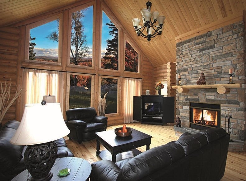 © Fiddler Lake Resort : intérieur de chalet en bois avec sa cheminée en pierre