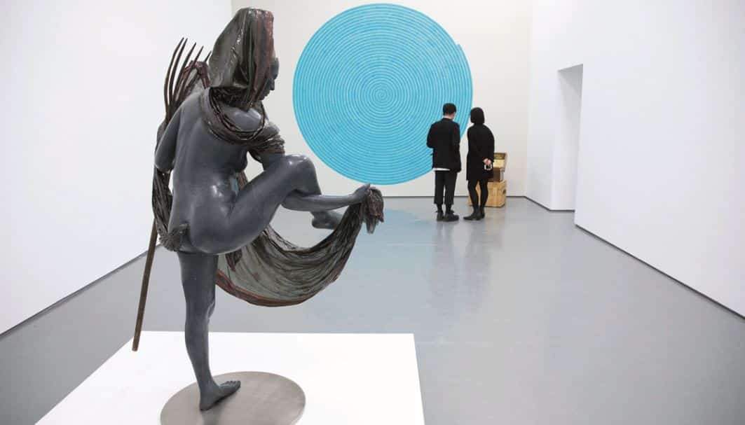 © Frédérique Ménard-Aubin - Centre PHI : visite d'un musée d'art avec dans la pièce une sculpture et un tableau en forme de cercle bleu