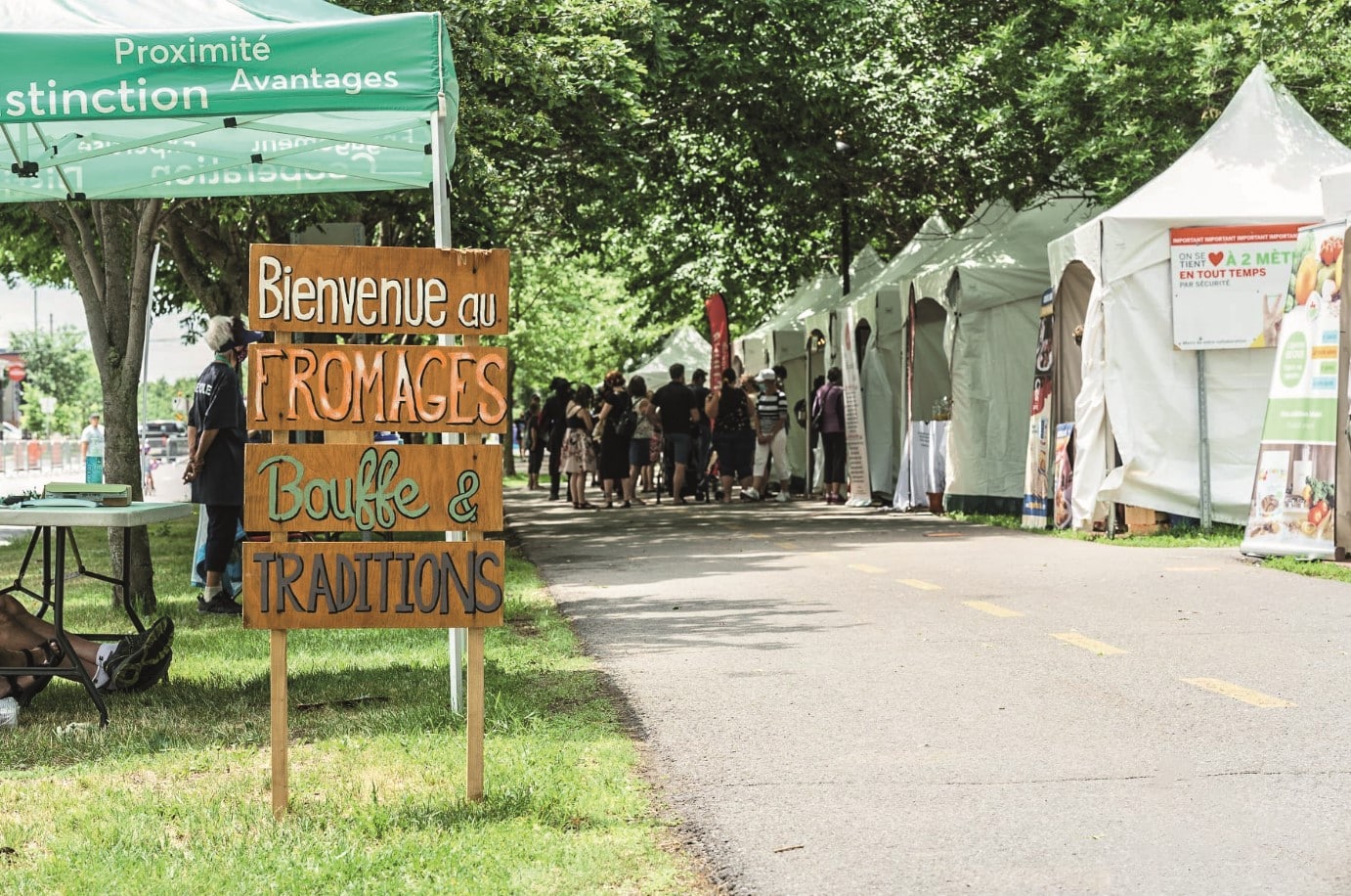 © Fromages, Bouffe &amp; Traditions : chapiteau pour le marché "Fromages, bouffe & traditions"