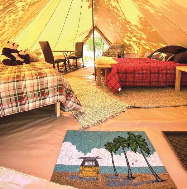 © Glamping Aventure Pohénégamook : intérieur d'une yourte