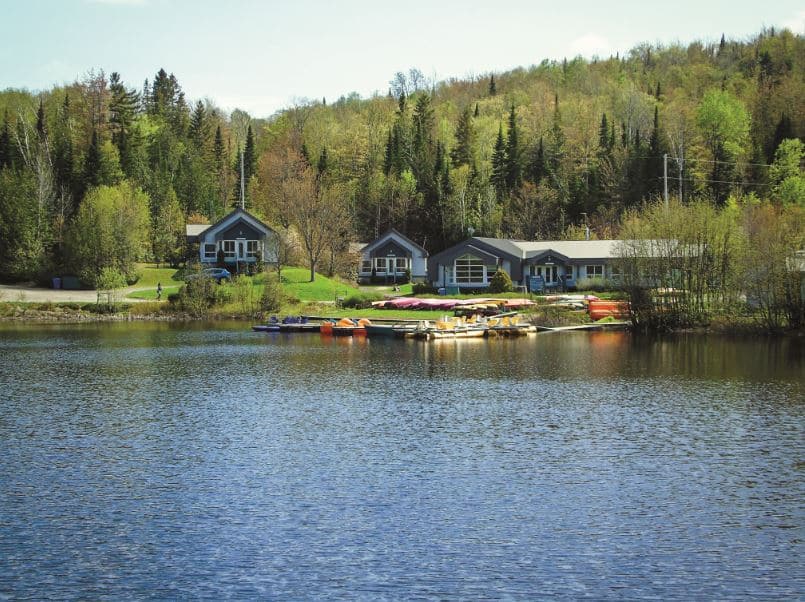Havre familial : chalets au bord d'un immense lac à Sainte-Béatrix