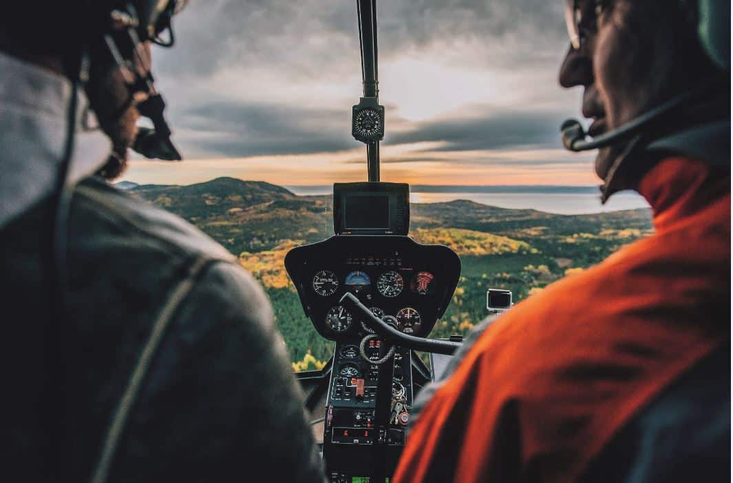 © Héli-Charlevoix : vue depuis l'hélicoptère sur les montagnes