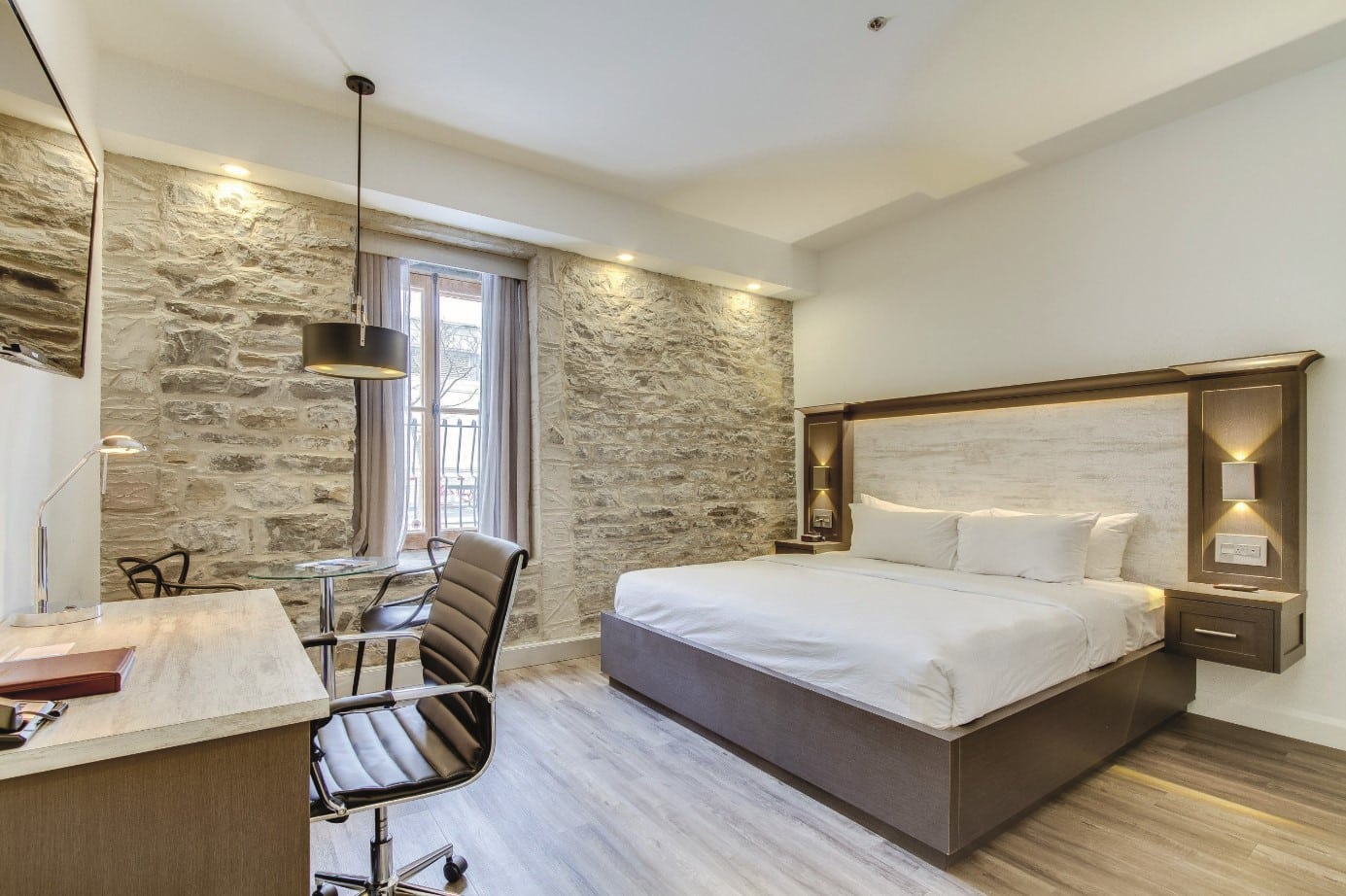 © Hôtel Port-Royal : chambre moderne aux couleurs blanc cassé - beiges