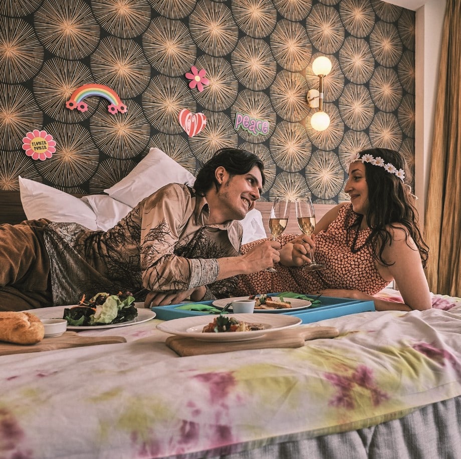 © Hôtel Uvill : un couple dans une chambre thème "Peace" 