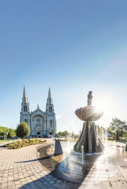 © Jeff Frenette Photography - Destination Québec cité : Soleil éblouissant sur la fontaine et la Sanctuaire Sainte-Anne-de-Beaupré