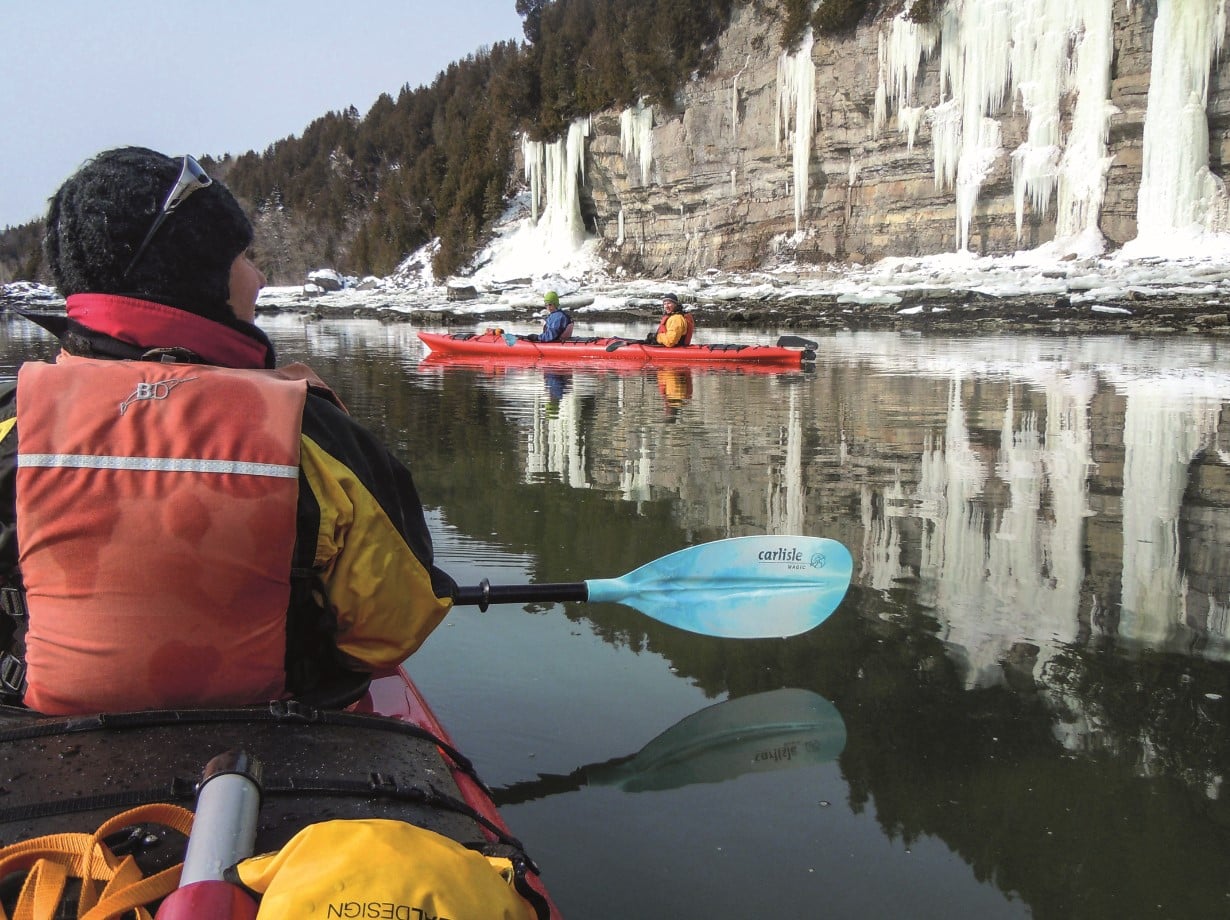 © Katabatik : vue depuis le canoé pour une promenade à deux en kayak de mer hivernal