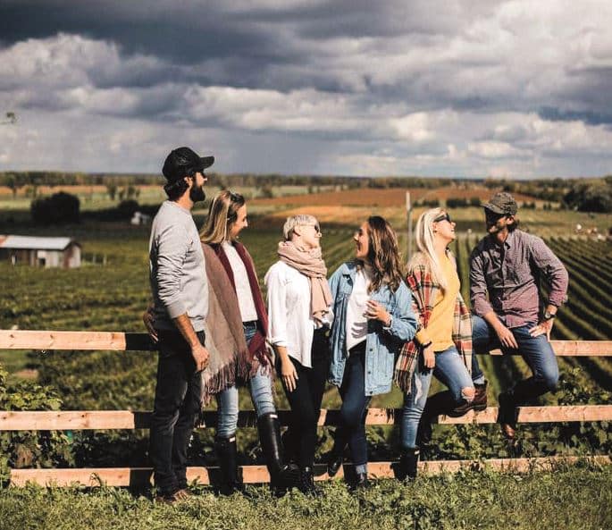 © L-A Thuot : la famille Lauzon, les propriétaires du domaine devant leur vigne