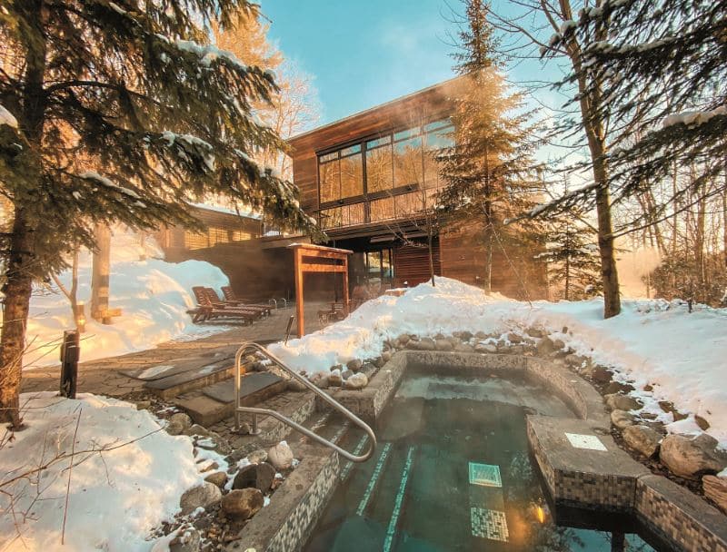 La Source Bains Nordiques : spa québécois enlacé par la forêt et son magnifique chalet