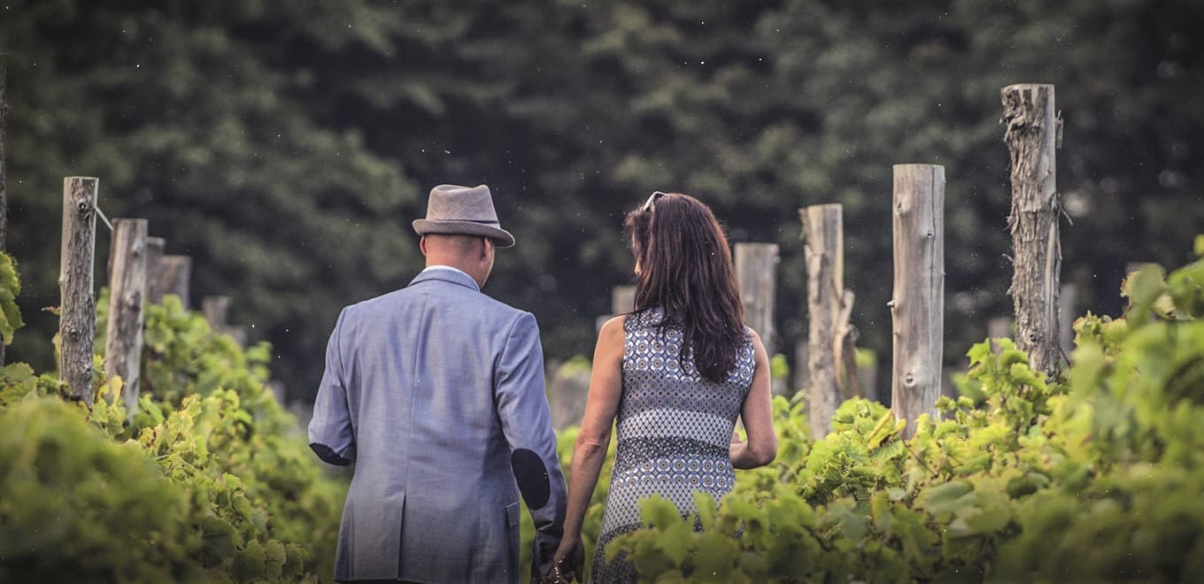 © La route des vins : un couple au milieu d'une vigne