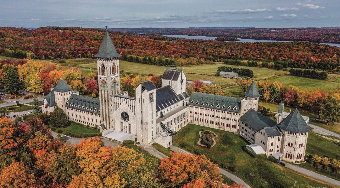 © Marco Bergeron : vue aérienne sur l'Abbaye de Saint-Benoît-du-Lac