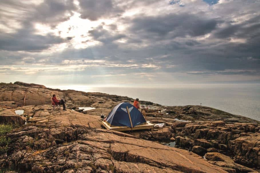 Mer et monde Écotours : Les tentes sur des plateformes en bois avec vue sur la mer