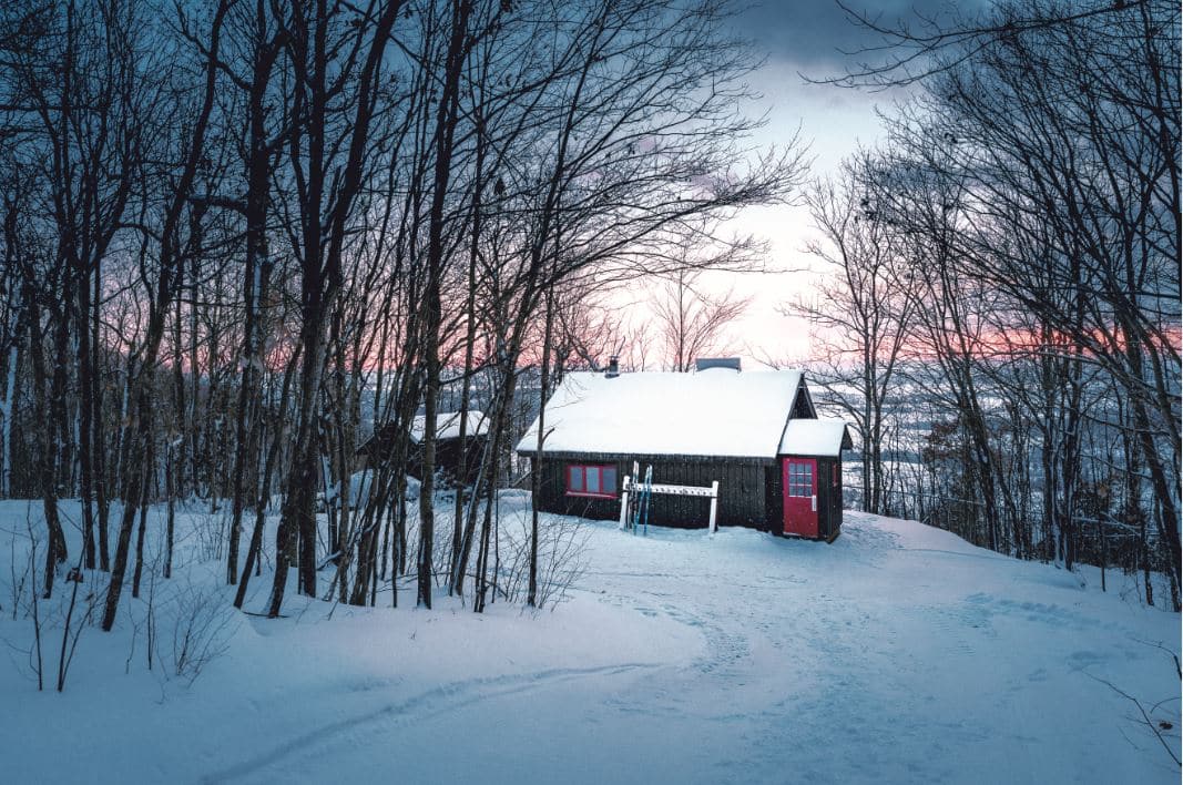 © Myriam Baril-Tessier : Chalet enneigé au milieu de la forêt
