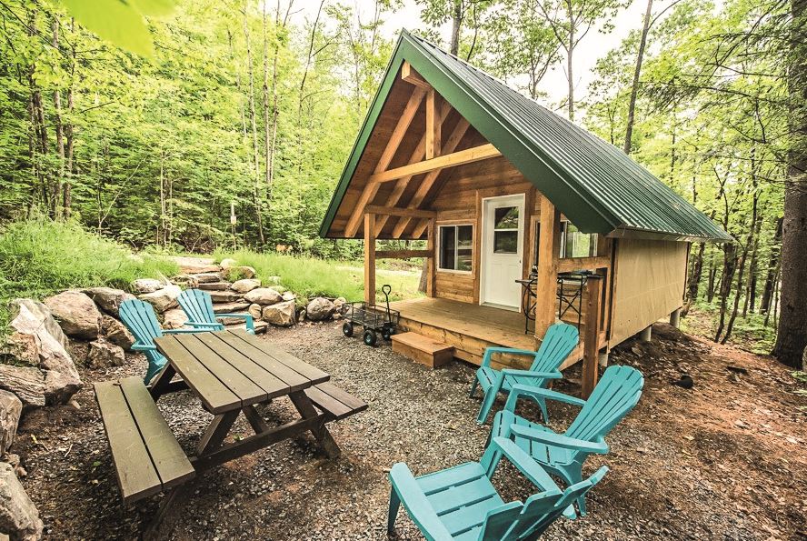 © Parc de la rivière Batiscan : chalet équipé avec son extérieur aménagé