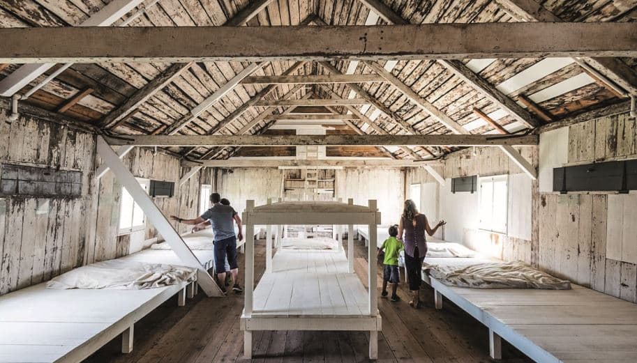 © Parcs Canada - Jeff Frenette Photography : Visite de l'intérieur de l'auberge accueillant autrefois les immigrants Irlandais 