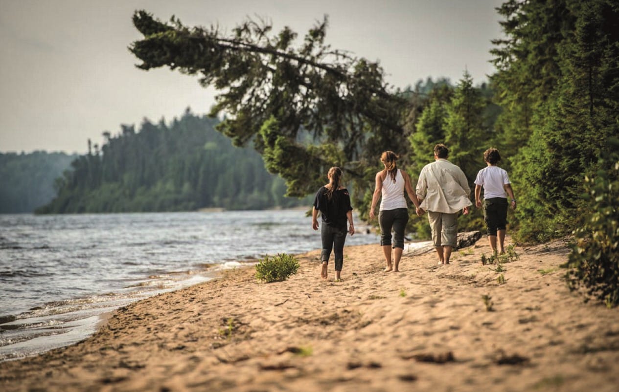 © Parcs Matawinie : groupe de personne en balade sur une plages de sable