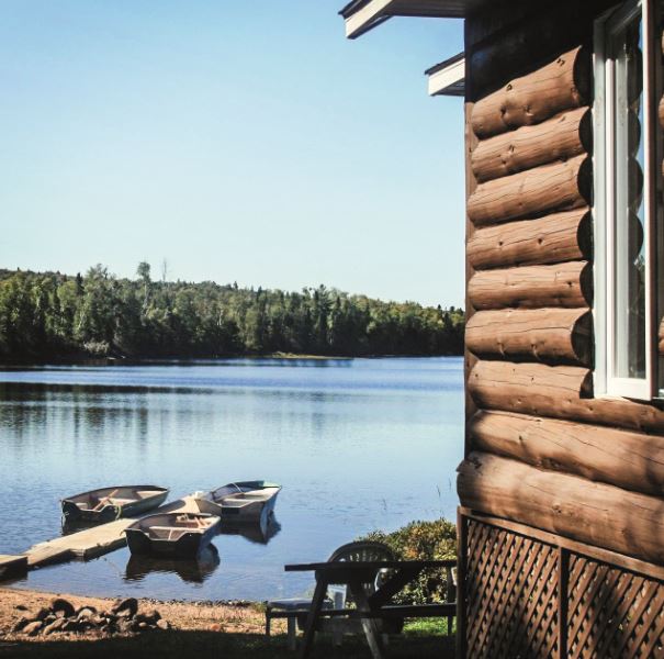 Pouroirie du Milieu : chalet au bord d'un immense lac