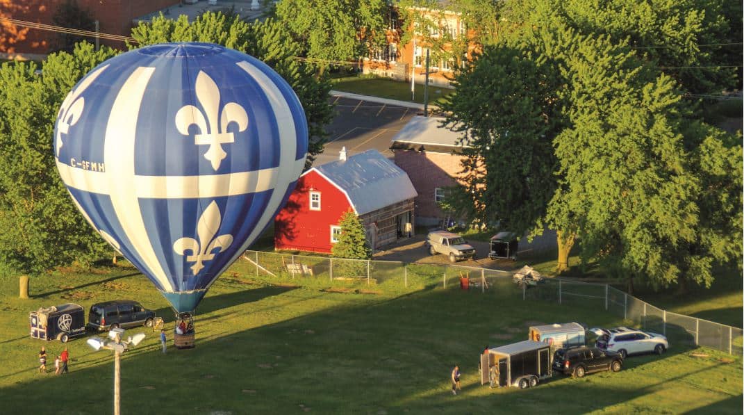 © Québec Montgolfières : départ d'une montgolfière