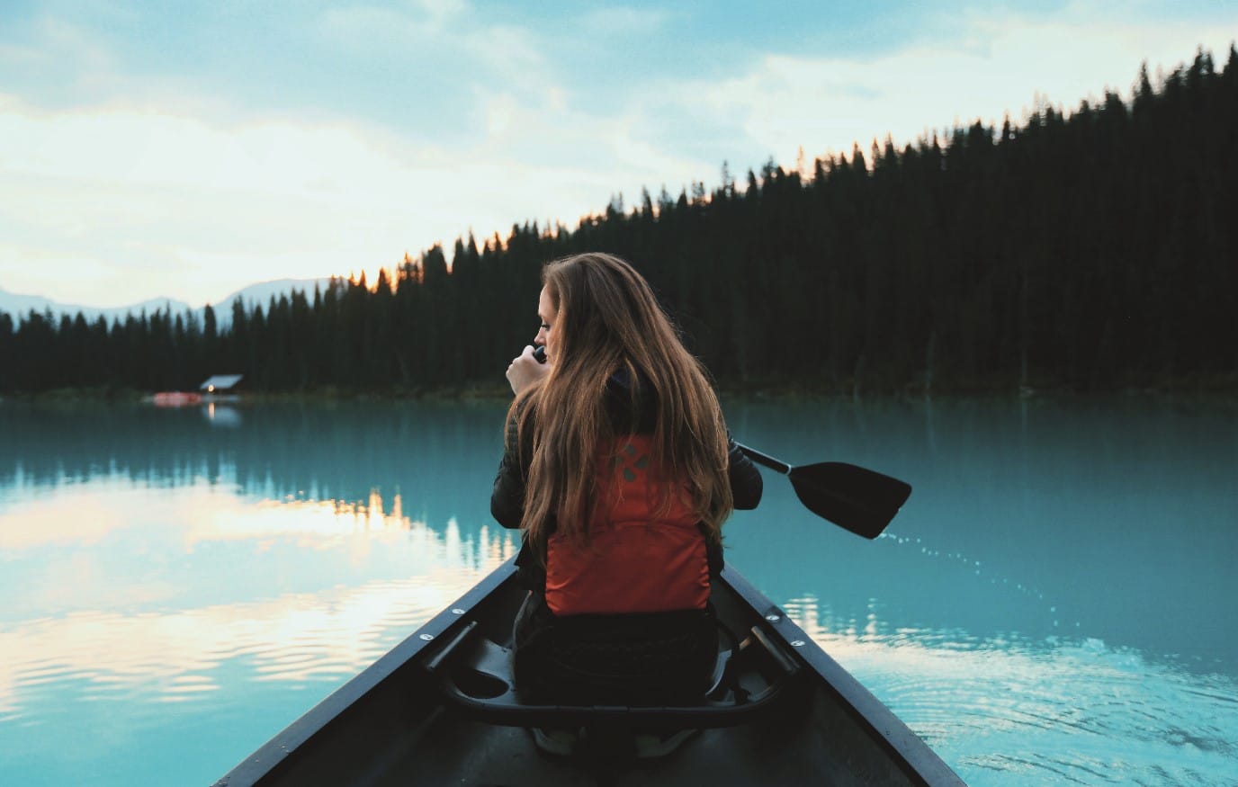 Faire du canoë sur un lac : une des 10 activités à faire au Québec © Roberto Nickson / Unsplash