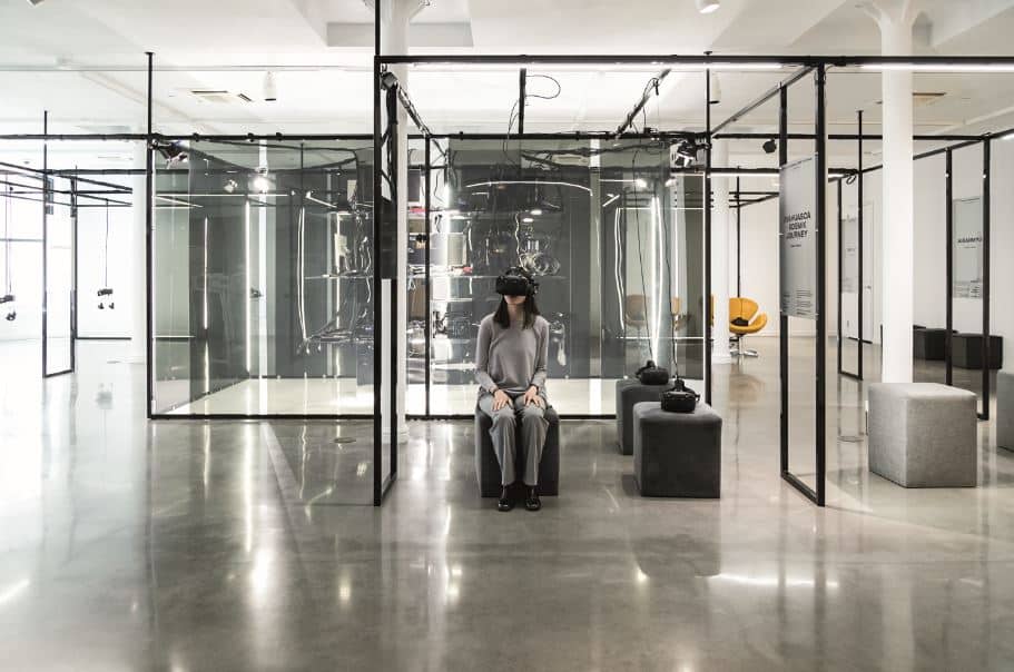 © Sandra Larochelle - Centre PHI : une visiteur assise dans le hall avec un casque de réalité virtuelle