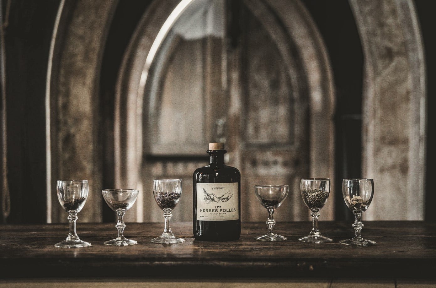 Bouteille les herbes folles avec des plantes à l'intérieur de verres différents au sein d'une vieille église anglicane