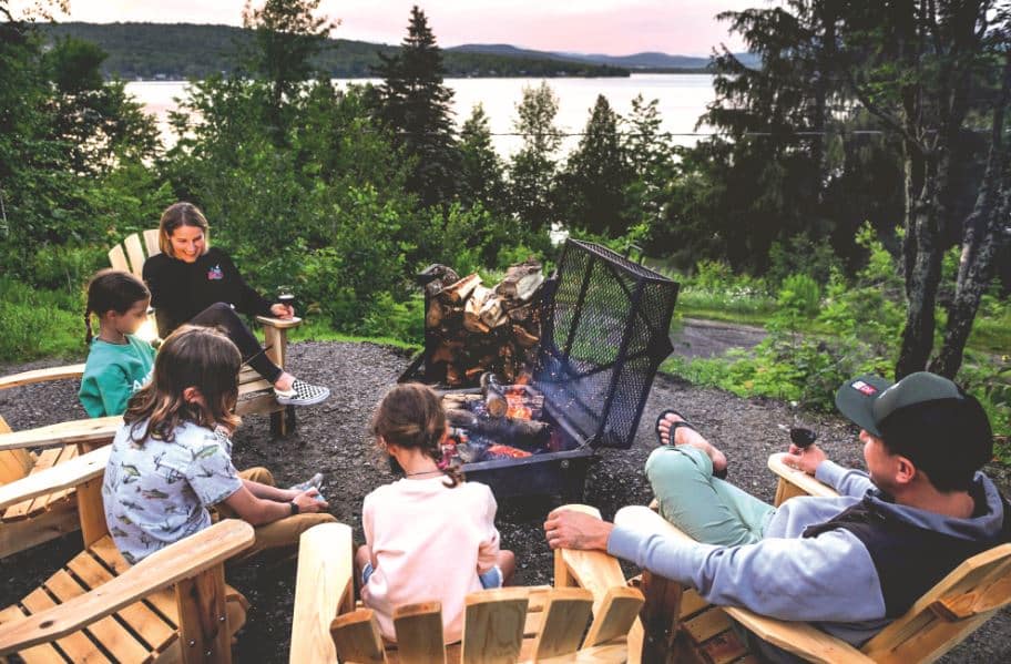 Station touristique Duchesnay : famille autour d'un feux au cœur de la forêt de la station touristique Duchesnay