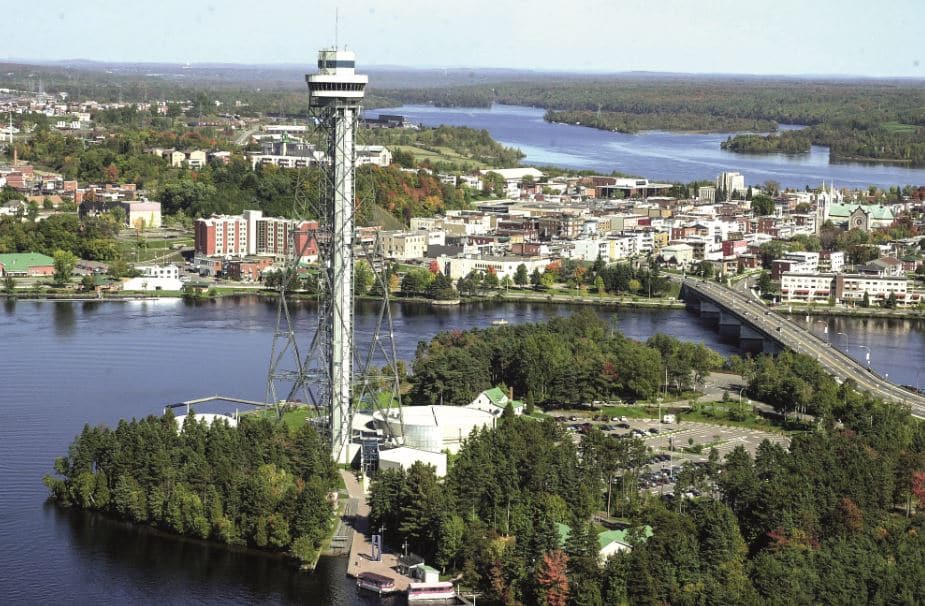 © Sylvain Mayer : vue aérienne sur le complexe industriel et sur la tour d’observation de 155 m au secteur historique de Shawi