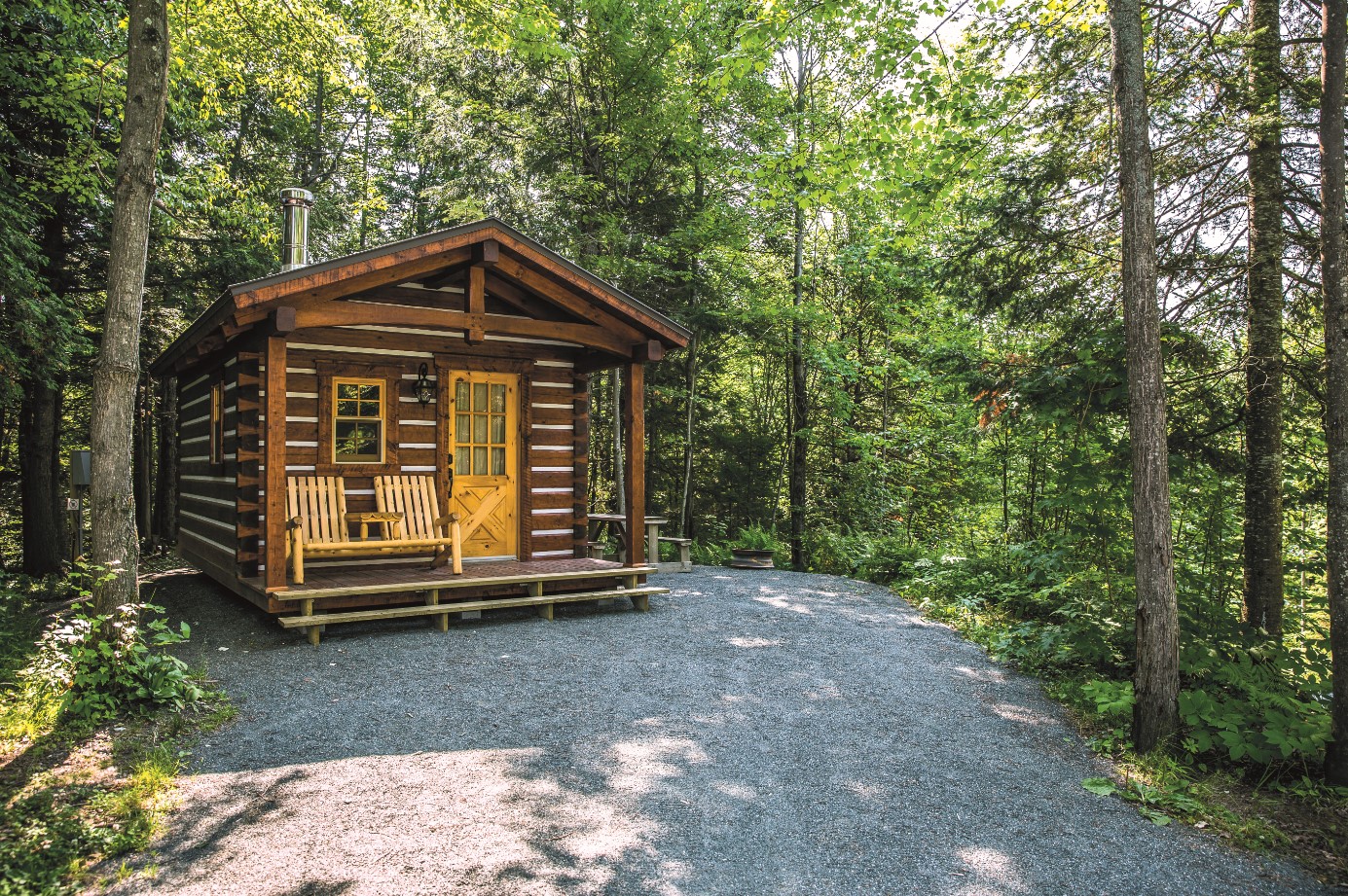© Tourisme Centre-du-Québec : chalet situé sur un chantier au milieu de la garrigue