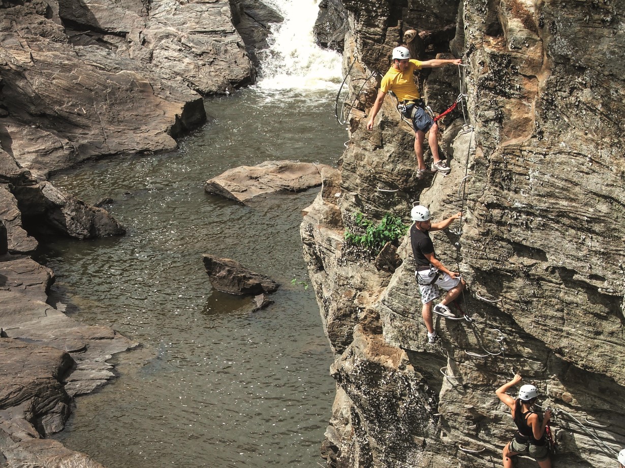© Tourisme Mauricie : escalade sur les rochers au-dessus de la rivière de Batiscan