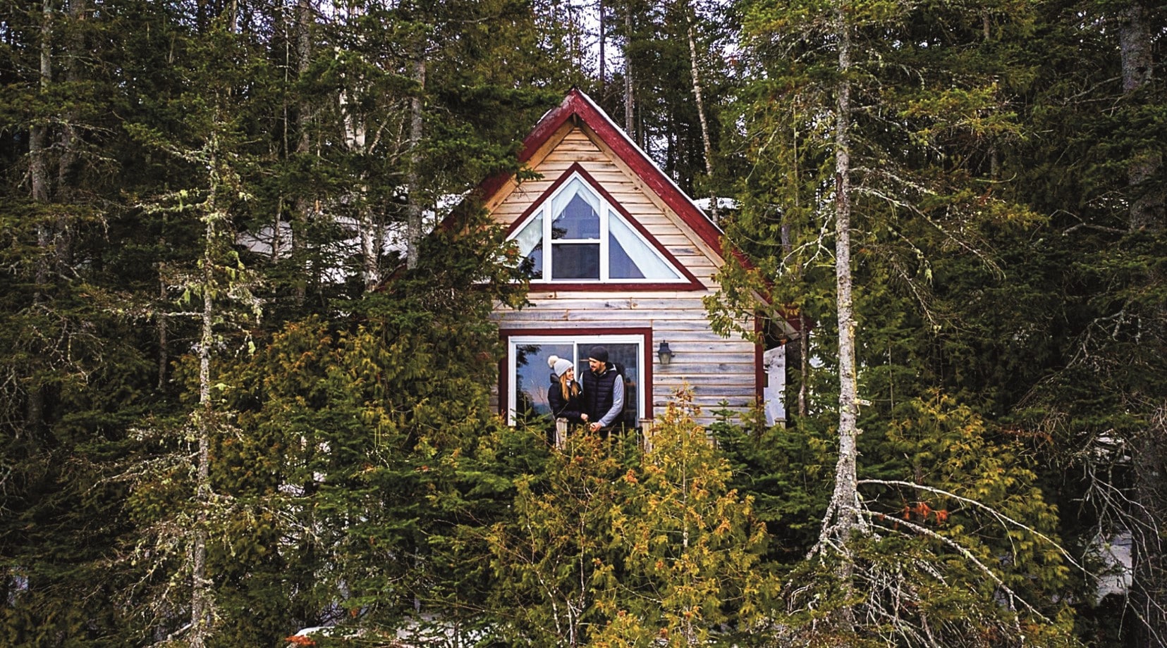 © Vieux Loup de mer : Un couple sur la terras d'un chalet au Vieux Loup de la mer au Québec