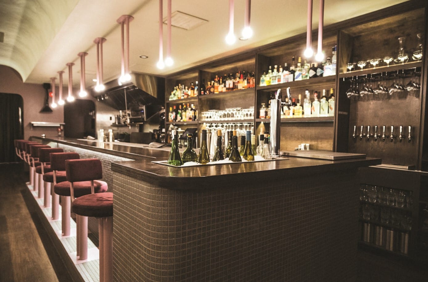 © jjacques : Intérieur du jjacques avec un design lumineux et moderne