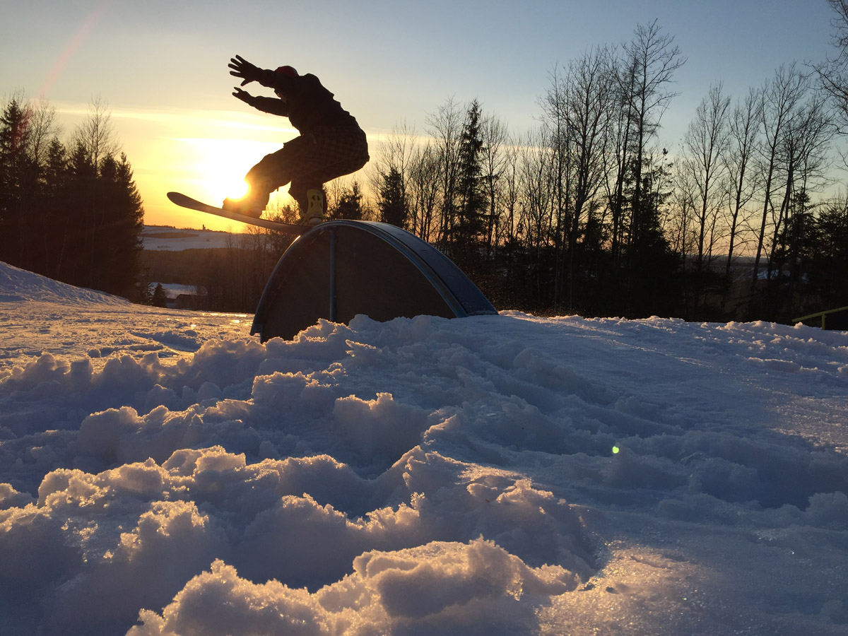 Snowboard et ski au Mont Apic, à deux pas du Manoir du Lac William - Crédit photo : Mont Apic