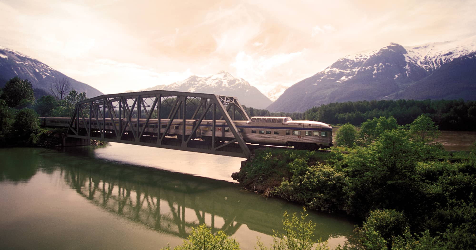 Traverser le Canada en train avec VIA Rail : passage sous les Rocheuses - Crédit photo : Via Rail