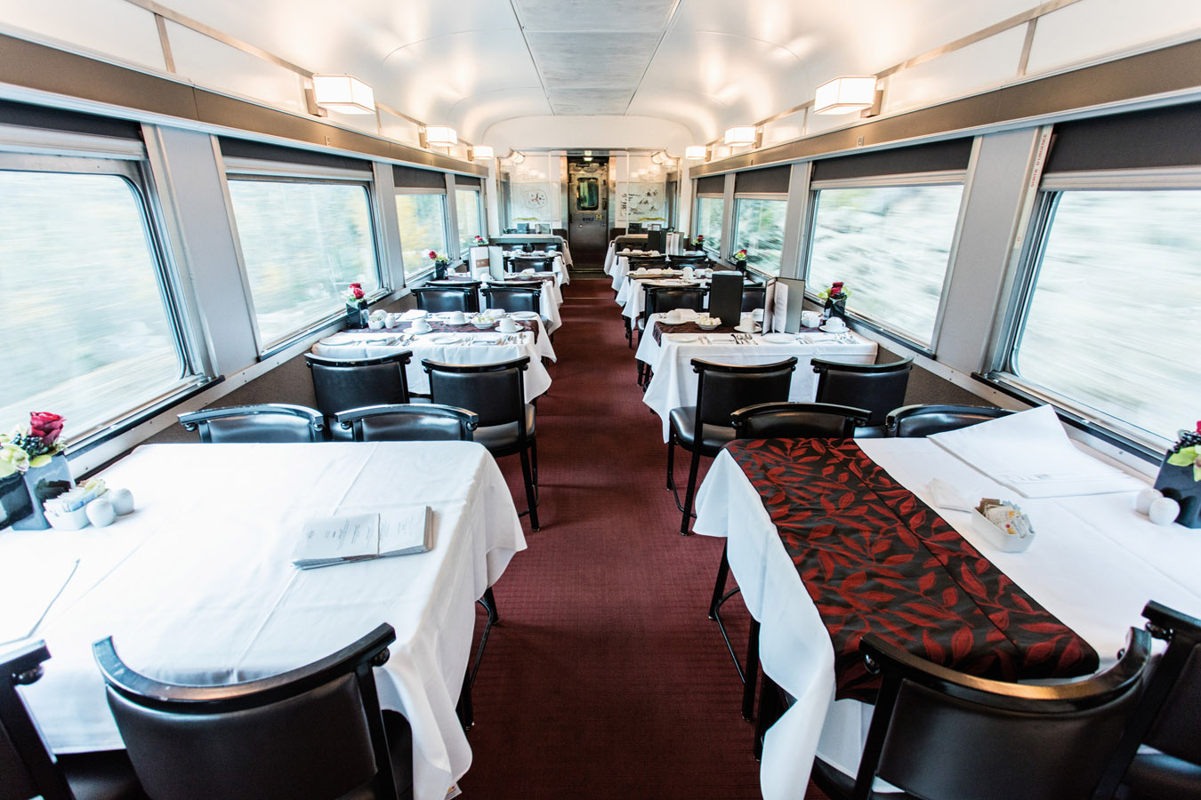 Traverser le Canada en train avec VIA Rail : wagon restaurant du Canadien - Crédit photo : Via Rail