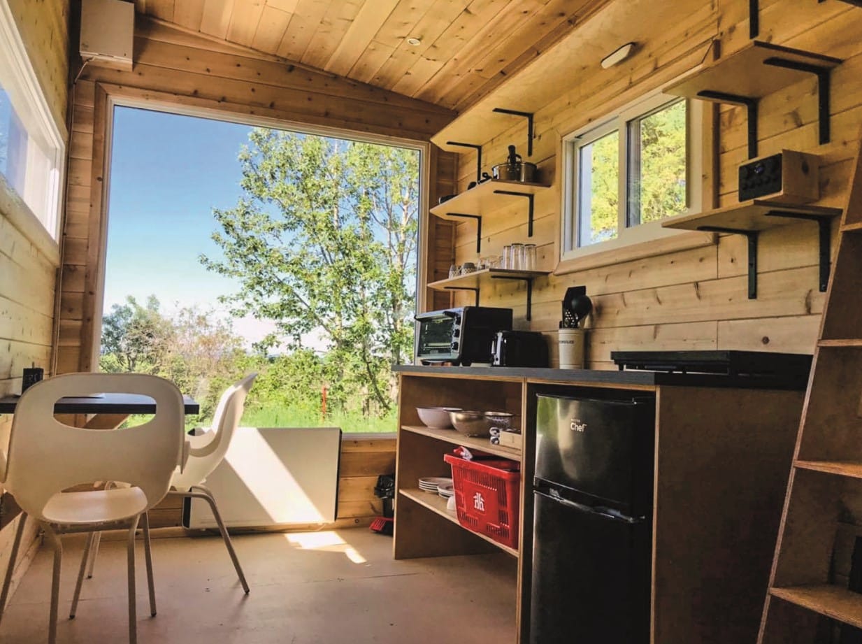 © Auberge Griffon Aventure : un bateau de pêche converti en cabane rustique