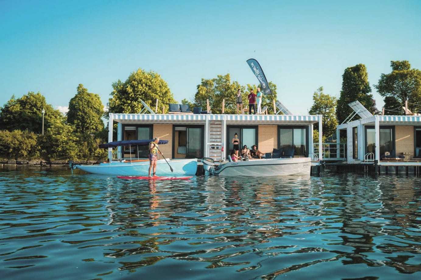 © Flotel : gîte flottant avec un bateau et des touristes en activité pagaie